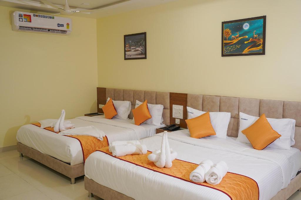Postel nebo postele na pokoji v ubytování Hotel GSR Srinivasa Inn