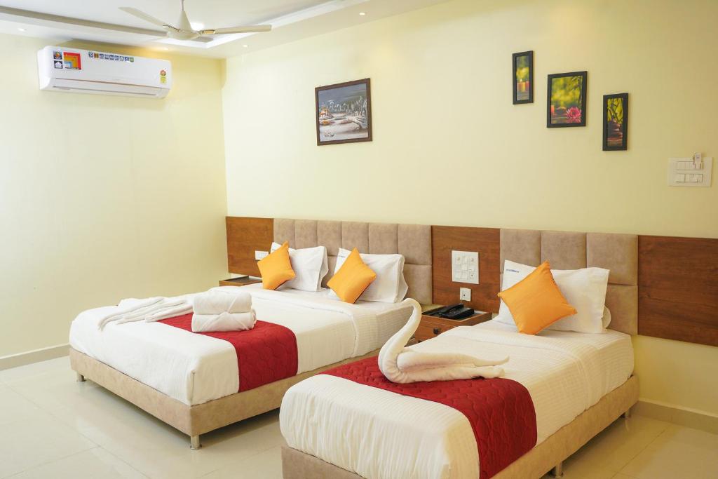 Postel nebo postele na pokoji v ubytování Hotel GSR Srinivasa Inn