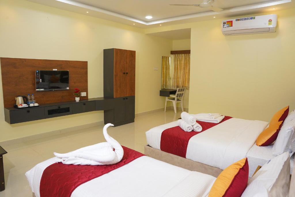Postel nebo postele na pokoji v ubytování Hotel GSR Srinivasa Inn