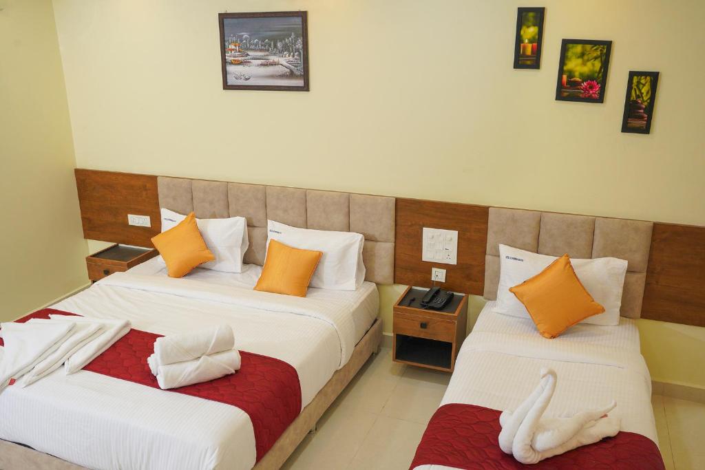 Postel nebo postele na pokoji v ubytování Hotel GSR Srinivasa Inn
