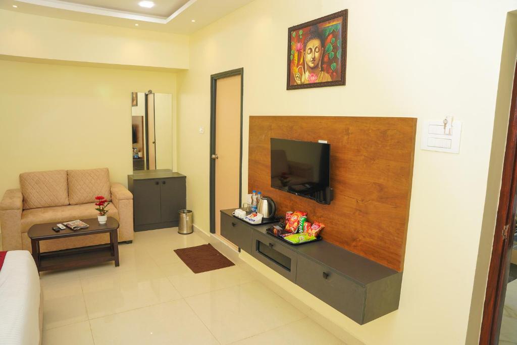 TV a/nebo společenská místnost v ubytování Hotel GSR Srinivasa Inn
