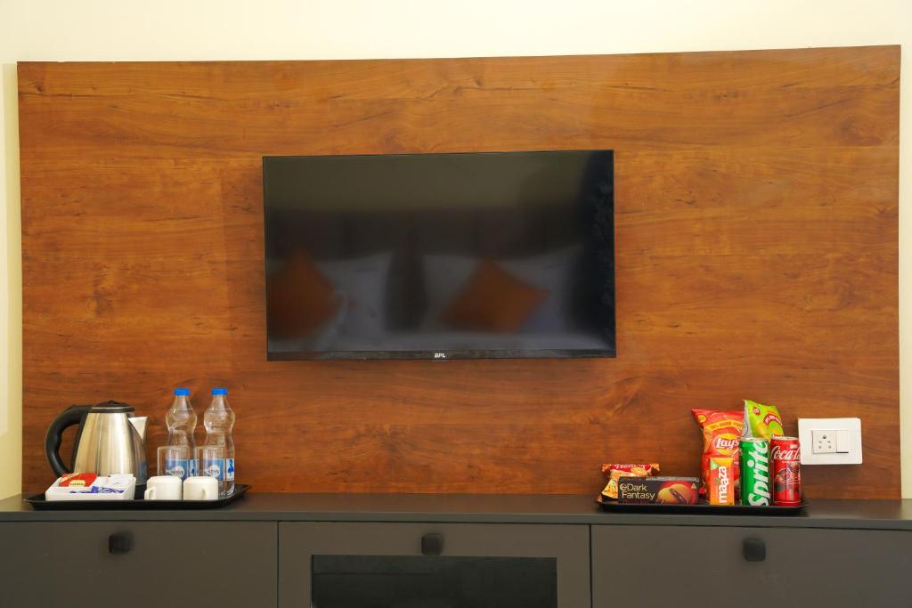 TV a/nebo společenská místnost v ubytování Hotel GSR Srinivasa Inn