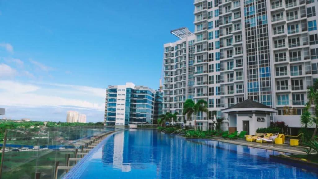 Bazén v ubytování Mactan Newtow Enjoy Family Staycation nebo v jeho okolí
