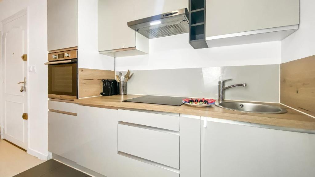 Kuchyňa alebo kuchynka v ubytovaní HOMEY LA COLOC BRILLANT - Colocation haut de gamme de 3 chambres uniques et privées / Proche centre-ville et transports en commun / Balcons / Wifi gratuit