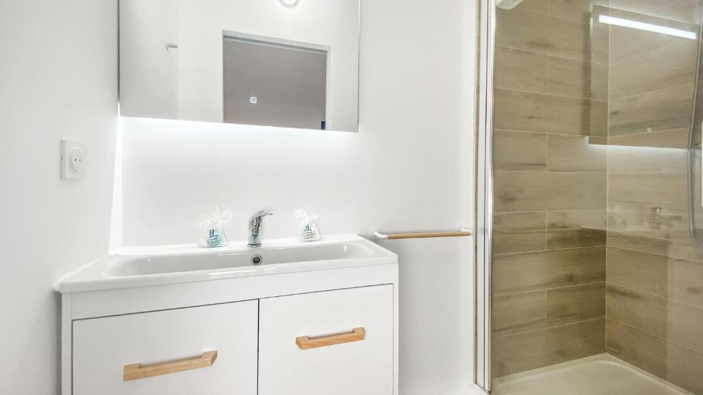 Kúpeľňa v ubytovaní HOMEY LA COLOC BRILLANT - Colocation haut de gamme de 3 chambres uniques et privées / Proche centre-ville et transports en commun / Balcons / Wifi gratuit