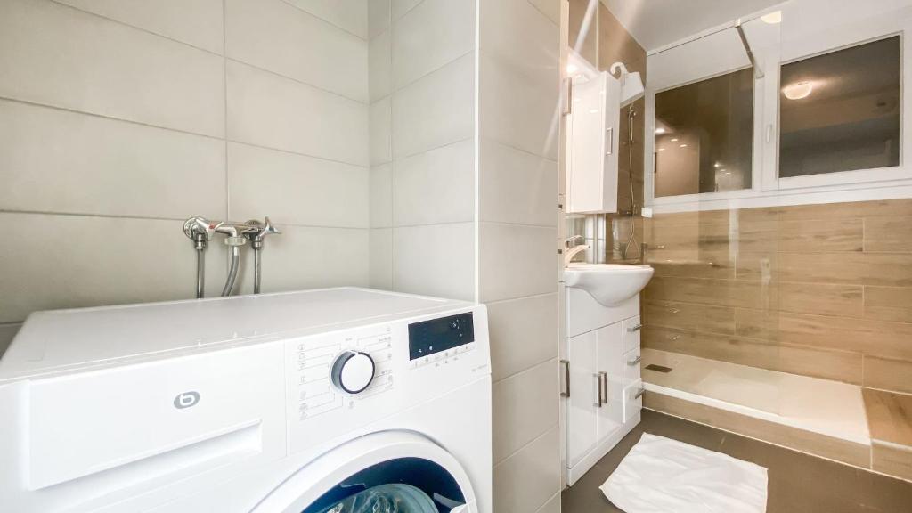 Kúpeľňa v ubytovaní HOMEY LA COLOC BRILLANT - Colocation haut de gamme de 3 chambres uniques et privées / Proche centre-ville et transports en commun / Balcons / Wifi gratuit
