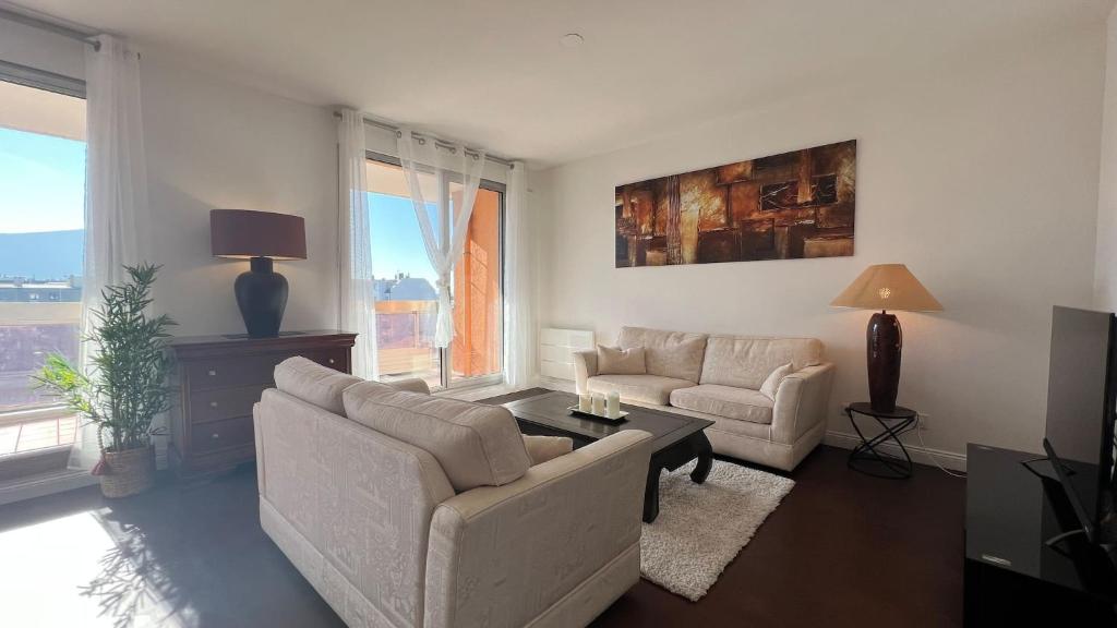 un salon avec deux canapés et une table dans l'établissement HOMEY VINTAGE - Hypercentre - Proche Gare et Tram - Terrasse privée - Wifi gratuit, à Annemasse