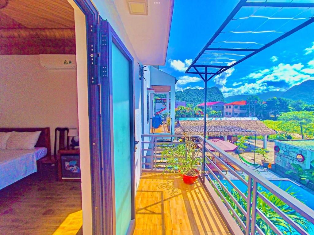 Balkón nebo terasa v ubytování YoLo Pool Bar Villas & Garden Restaurant