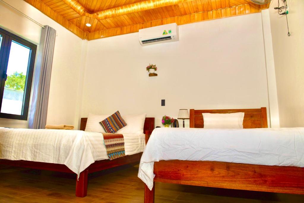 Postel nebo postele na pokoji v ubytování YoLo Pool Bar Villas & Garden Restaurant