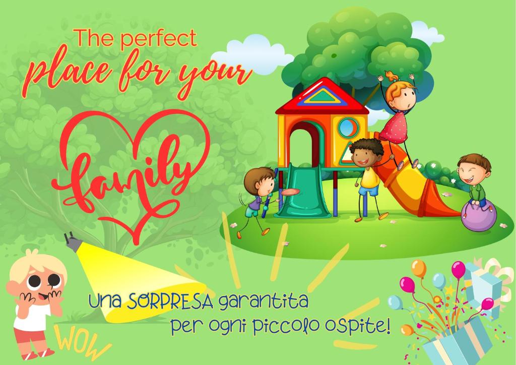 grupa dzieci bawiących się na placu zabaw z znakiem w obiekcie Casa Vacanze Family w mieście Albisola Superiore