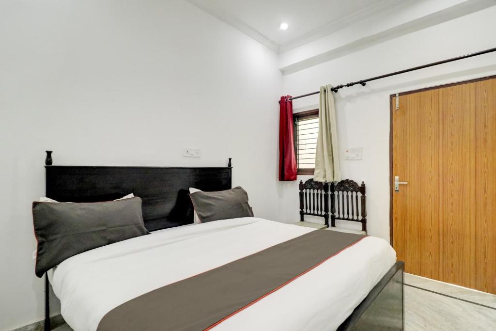 Postel nebo postele na pokoji v ubytování Hotel O BJ Residency