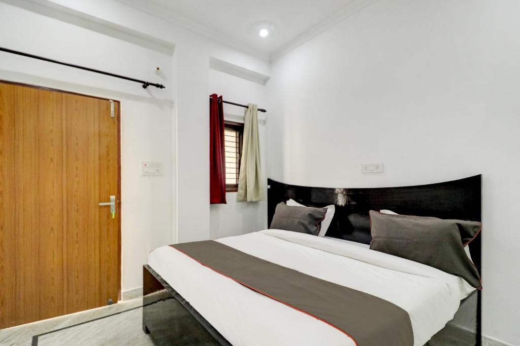 Postel nebo postele na pokoji v ubytování Hotel O BJ Residency