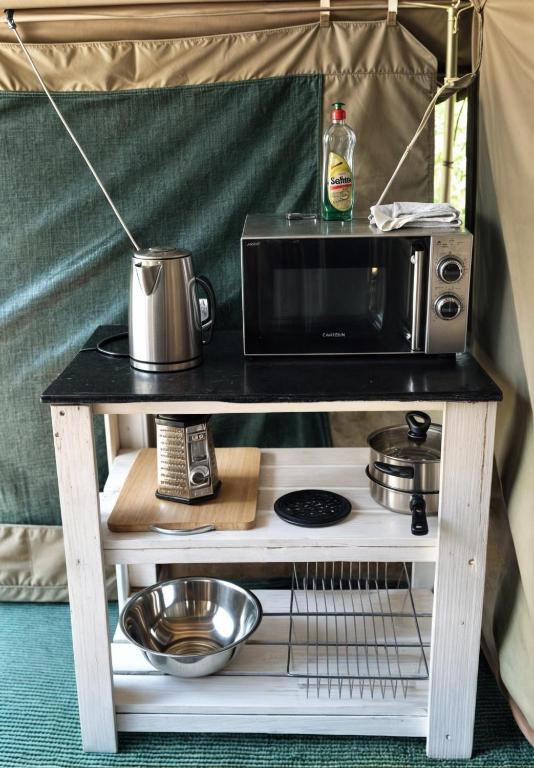 Kuchyň nebo kuchyňský kout v ubytování Yebo Safari Tents-Stay Inside Kruger