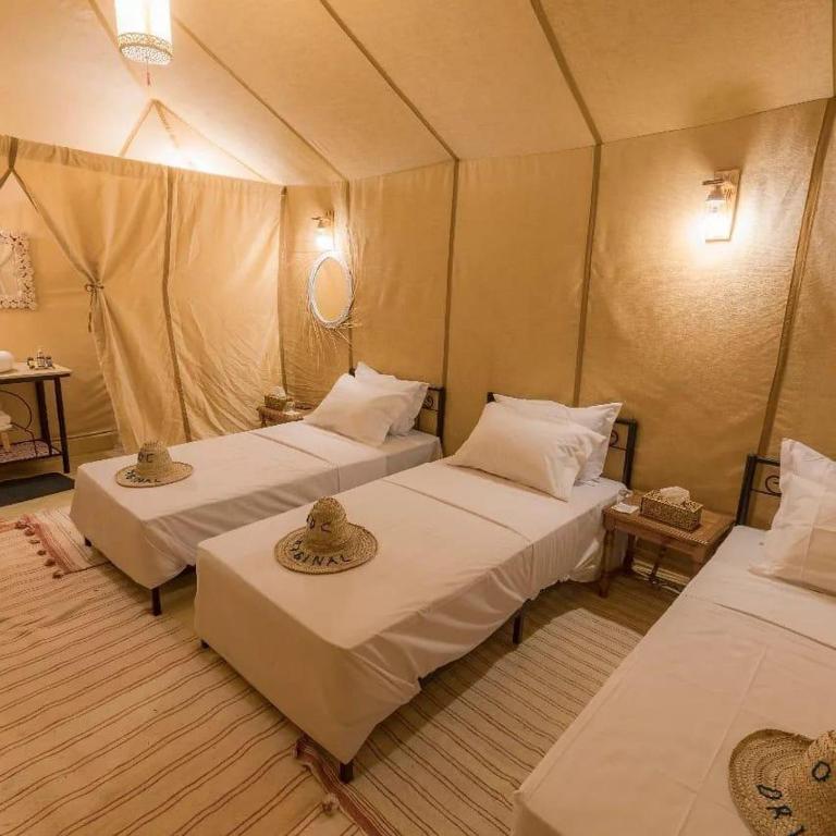 Postel nebo postele na pokoji v ubytování Merzouga Berbers Luxury Camp