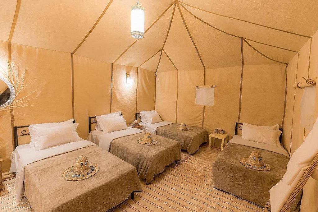 Postel nebo postele na pokoji v ubytování Merzouga Berbers Luxury Camp