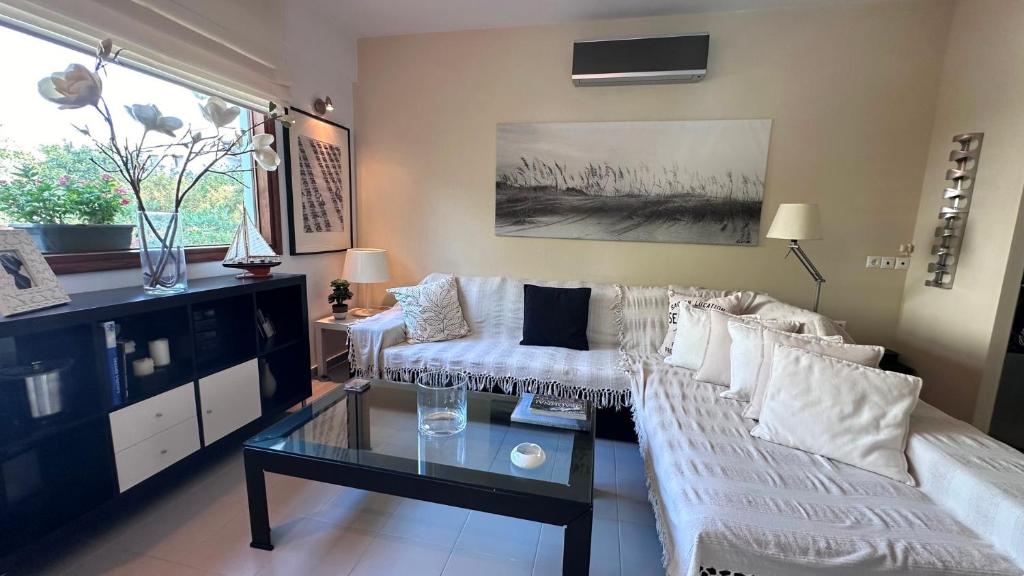 Posezení v ubytování Villa Amy with a Pool in Porto Hydra by goutos properties