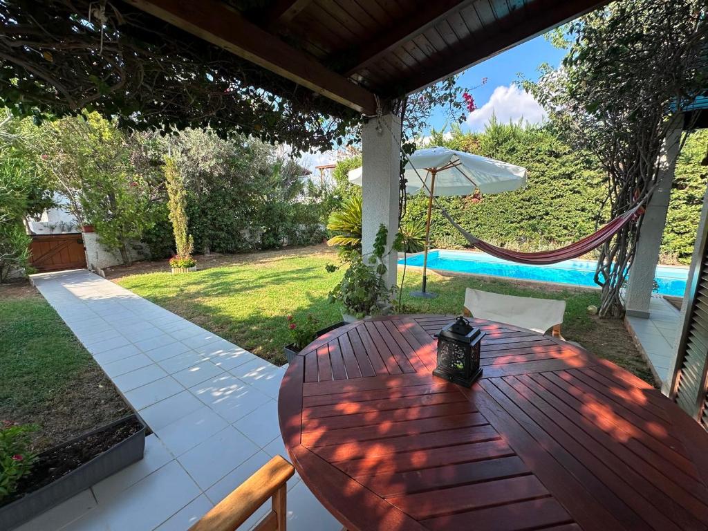 Bazén v ubytování Villa Amy with a Pool in Porto Hydra by goutos properties nebo v jeho okolí
