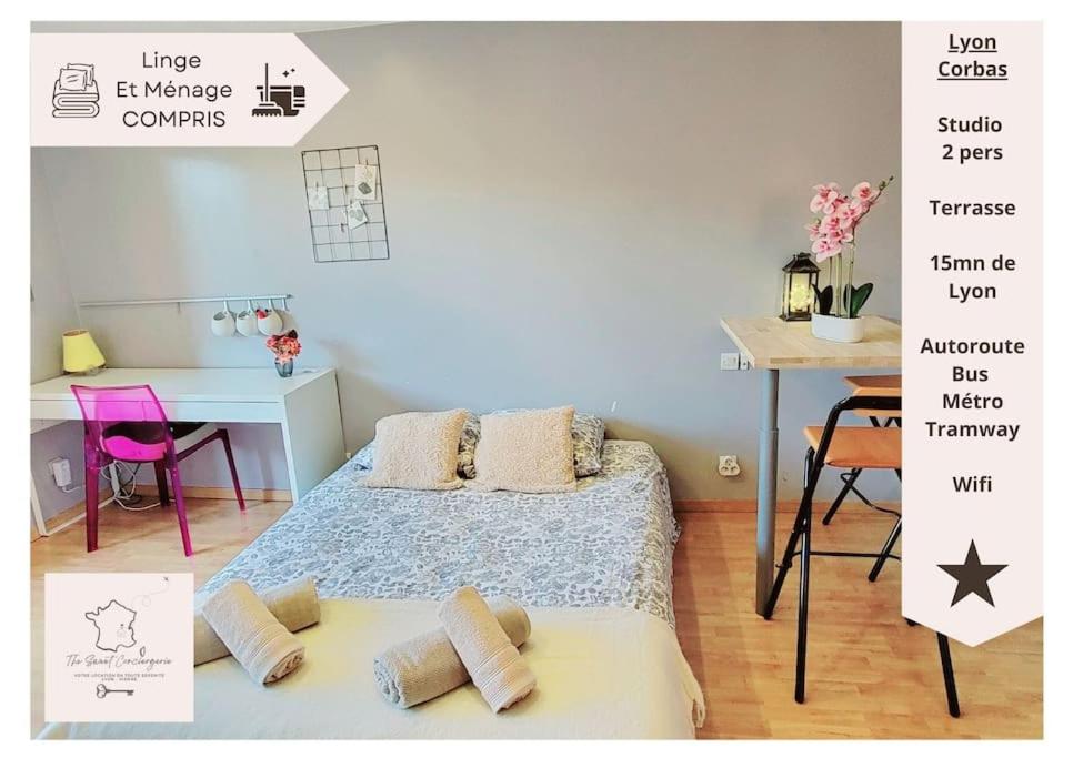 une chambre avec un lit, une table et un bureau dans l'établissement Studio Pause détente à Corbas accès Piscine, confort & tranquillité, à Corbas