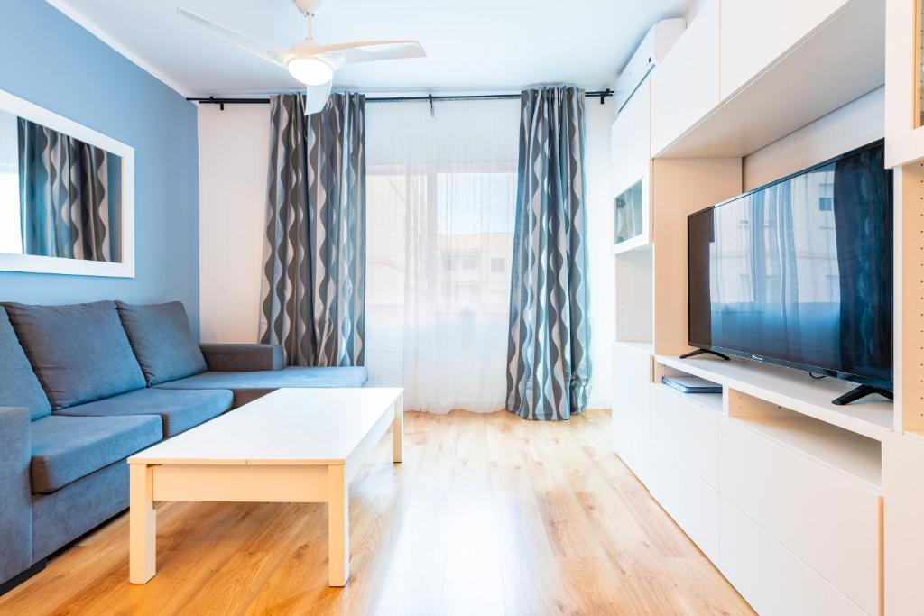 A television and/or entertainment centre at Apartamento Caracola