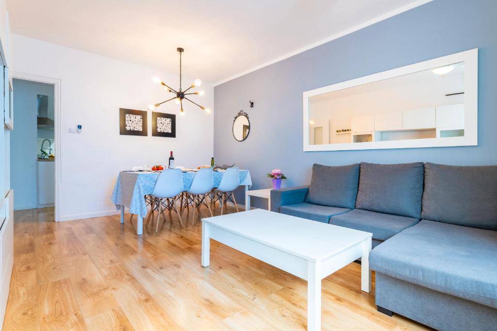 A seating area at Apartamento Caracola
