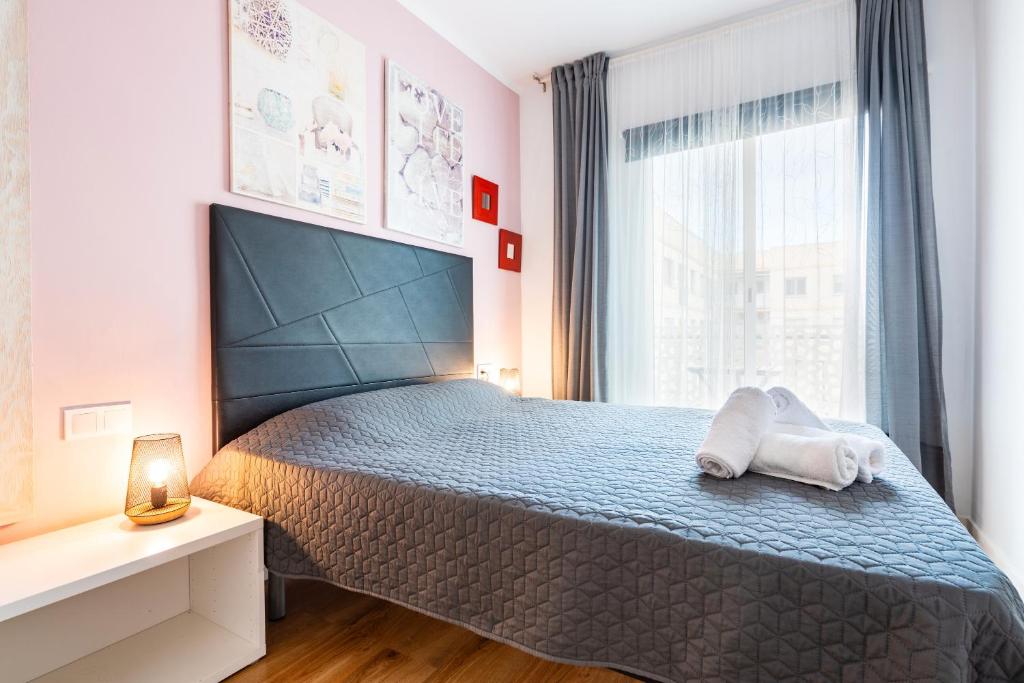 A bed or beds in a room at Apartamento Caracola