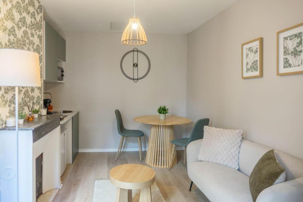un salon avec un canapé et une table dans l'établissement Appartement centre historique, à Orléans