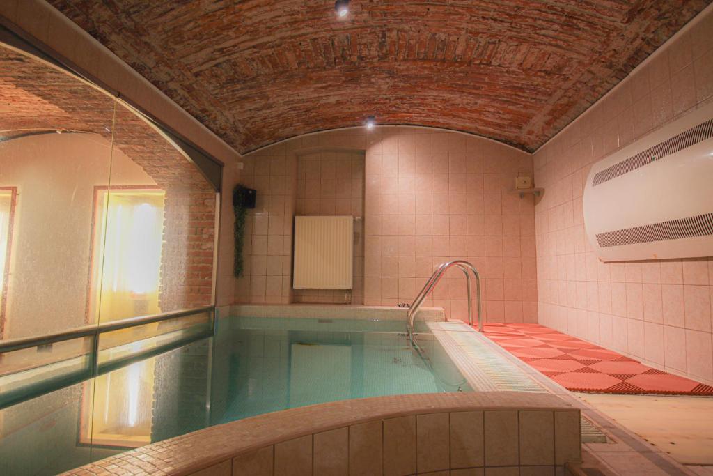 Bazén v ubytování IN hostel Prague nebo v jeho okolí