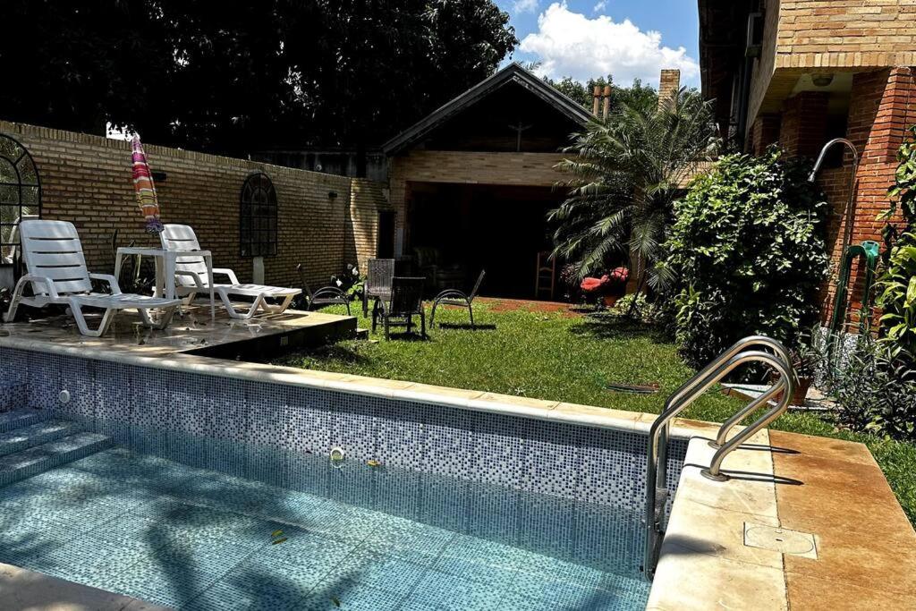Bazén v ubytování Casa con chimenea en Lambaré nebo v jeho okolí