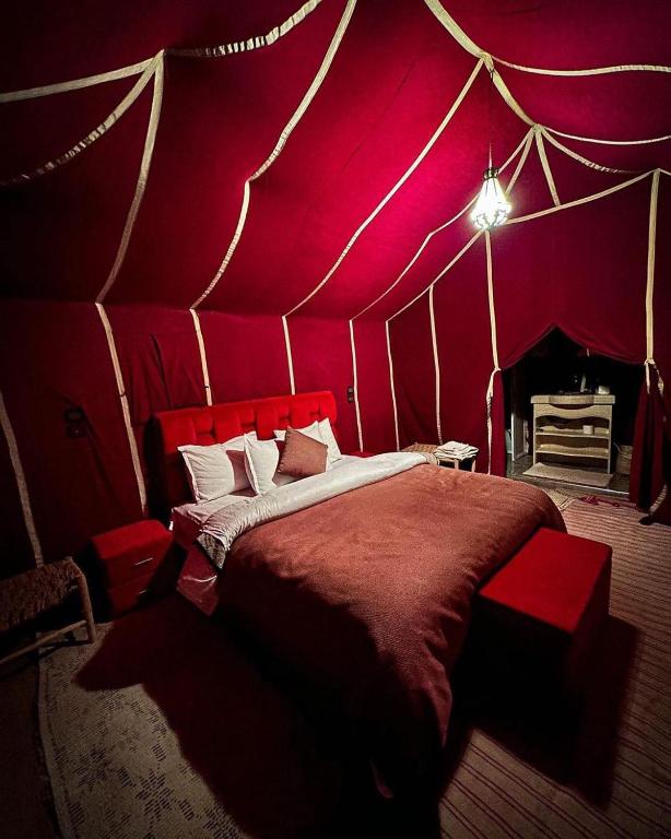 Postel nebo postele na pokoji v ubytování Merzouga Berbers Luxury Camp