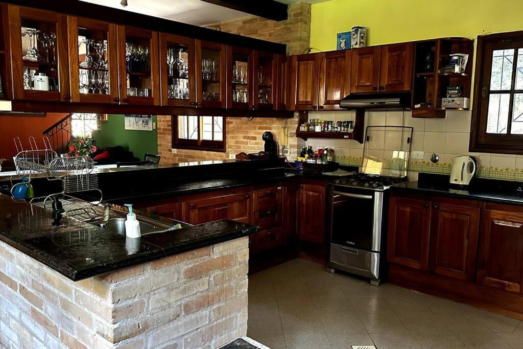 Kuchyň nebo kuchyňský kout v ubytování Casa con chimenea en Lambaré