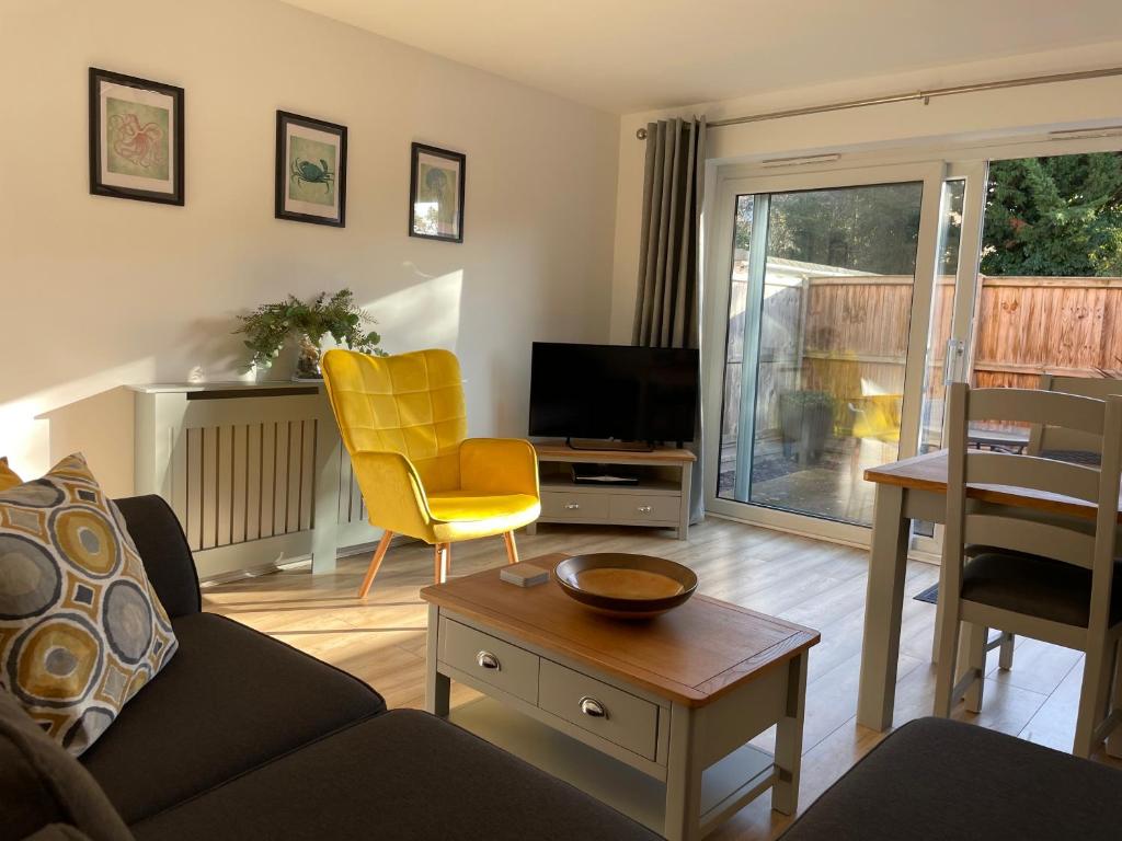 The Seagull, with driveway and patio garden - Housity