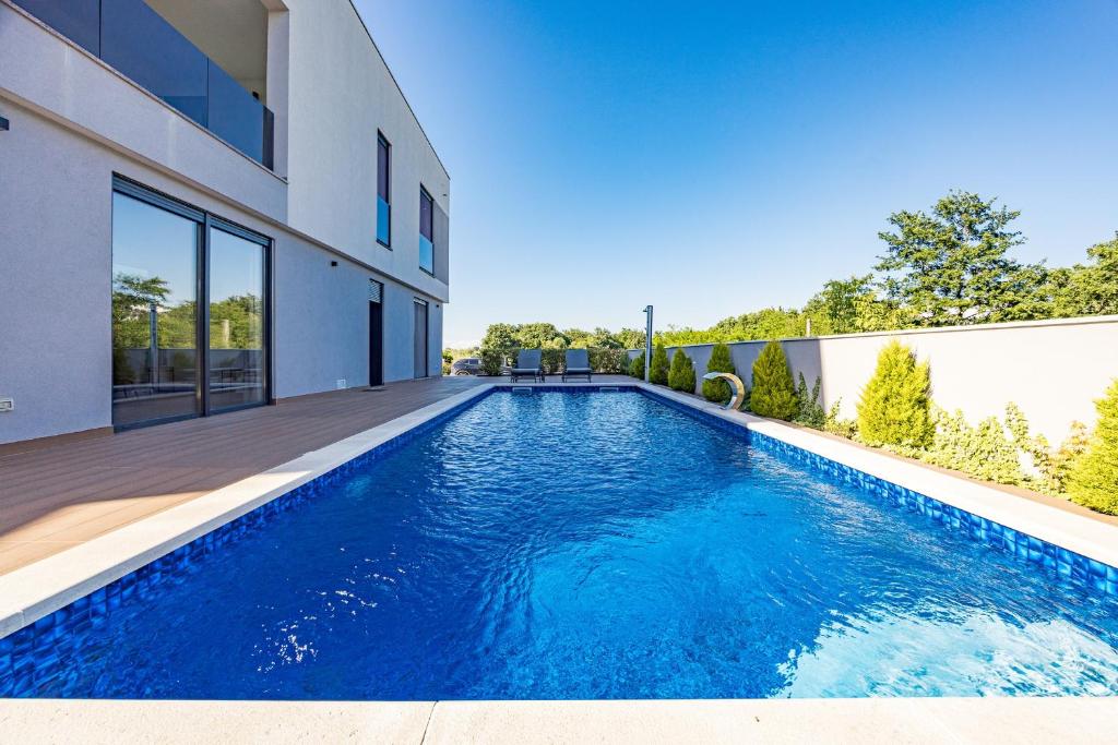 Villa Pinus - Private Pool, Jacuzzi, Game Room