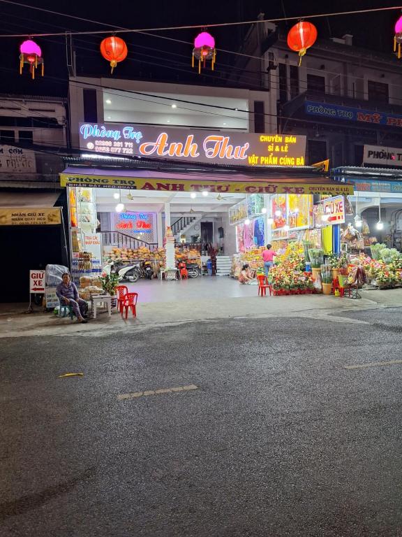 Supermarket nebo jiné obchody v  hostelu nebo okolí