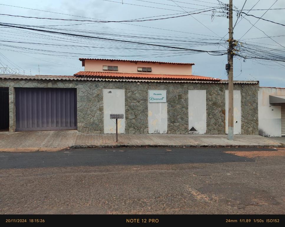 a building on the side of a street at Pousada Roosevelt- suíte 1 in Uberlândia