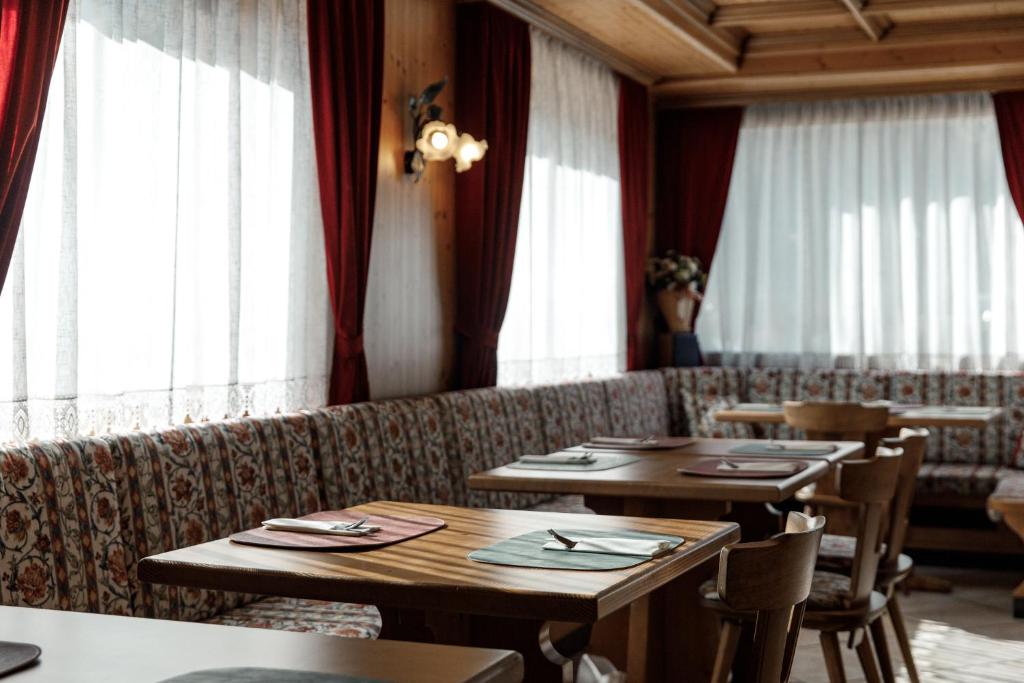Posezení v ubytování Hotel Al Bivio - Pizzeria, Pool & Sauna