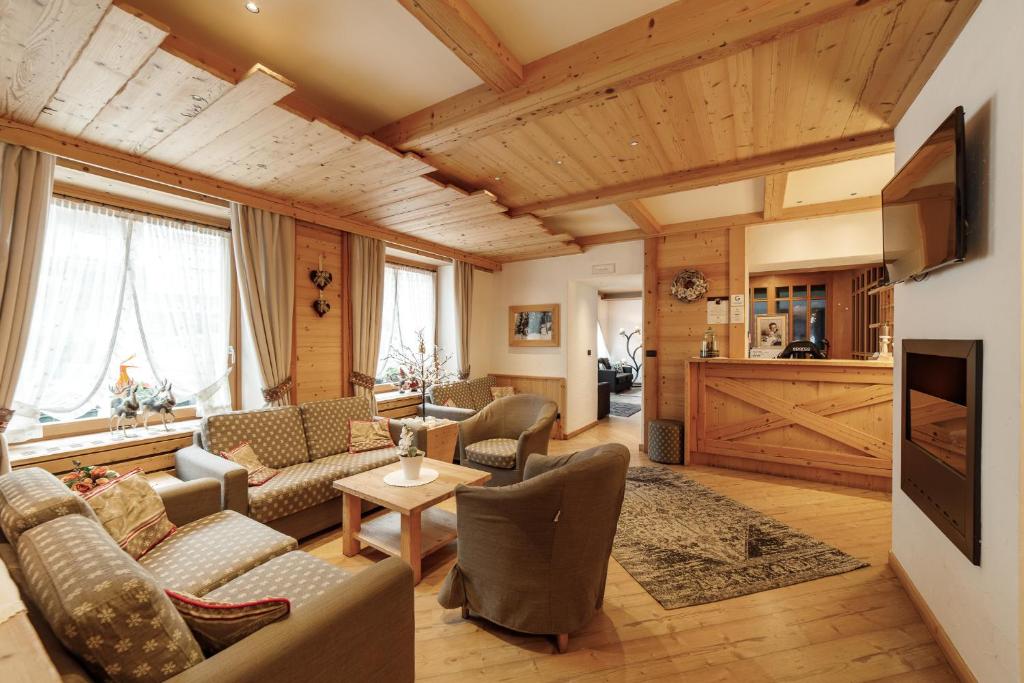 TV a/nebo společenská místnost v ubytování Hotel Al Bivio - Pizzeria, Pool & Sauna
