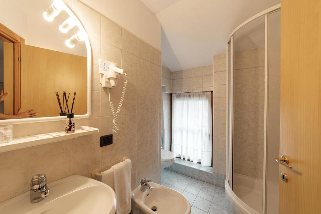 Koupelna v ubytování Hotel Al Bivio - Pizzeria, Pool & Sauna