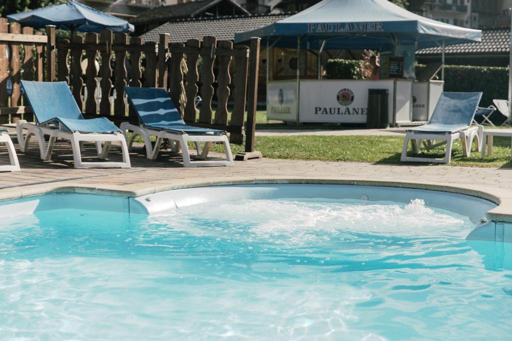 Bazén v ubytování Hotel Al Bivio - Pizzeria, Pool & Sauna nebo v jeho okolí