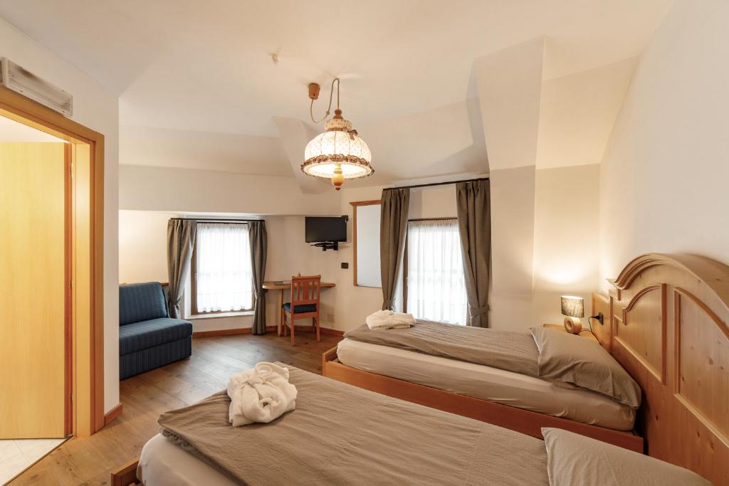 Postel nebo postele na pokoji v ubytování Hotel Al Bivio - Pizzeria, Pool & Sauna
