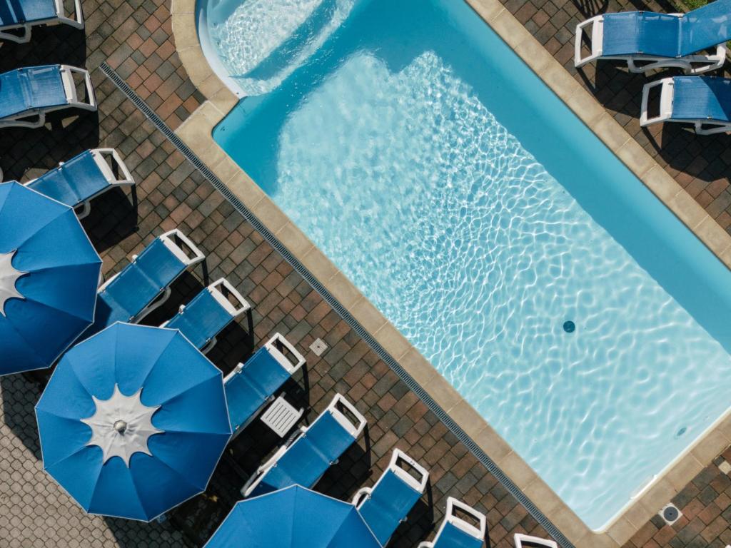 Bazén v ubytování Hotel Al Bivio - Pizzeria, Pool & Sauna nebo v jeho okolí