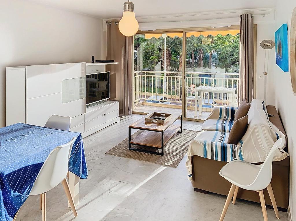 un salon avec un canapé et une table dans l'établissement Bel appartement à 2 pas des plages 151L DEBL, à Cannes