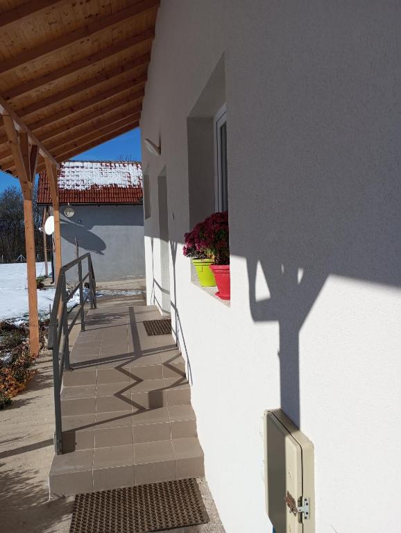 Balkón nebo terasa v ubytování Apartmani Petrović SEMČE Suva Planina