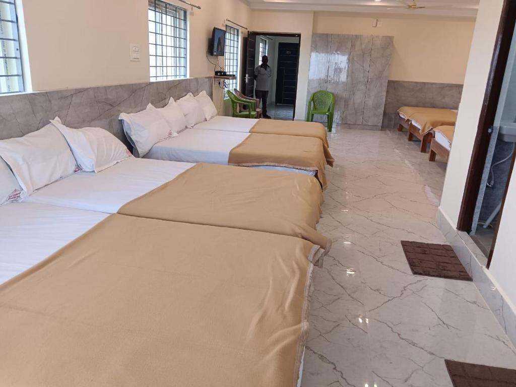 Postel nebo postele na pokoji v ubytování Sri Ganesh Residency