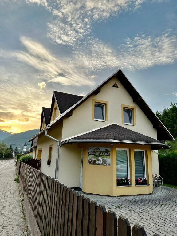 a house with a fence in front of it at Chalupa Synka in Terchová
