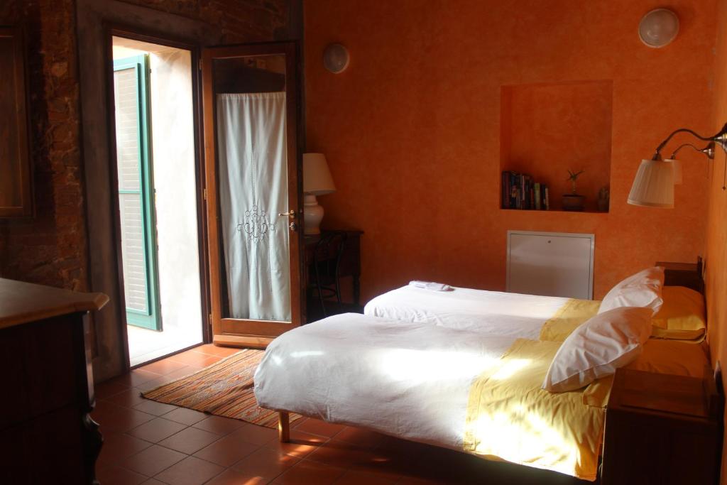 A bed or beds in a room at Al Canto B&B