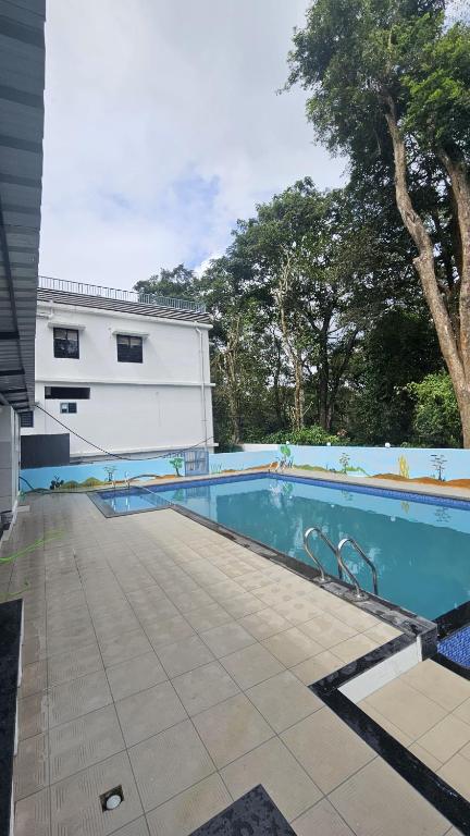 Bazén v ubytování Wayanad Palace nebo v jeho okolí