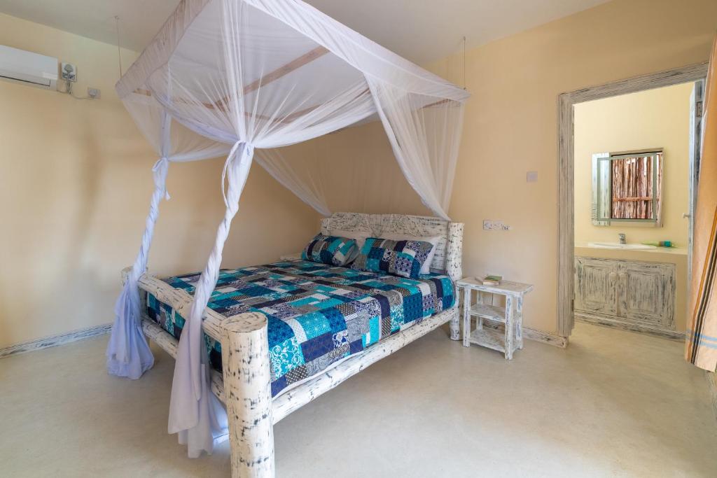 Postel nebo postele na pokoji v ubytování The Afters Boutique Hotel Diani
