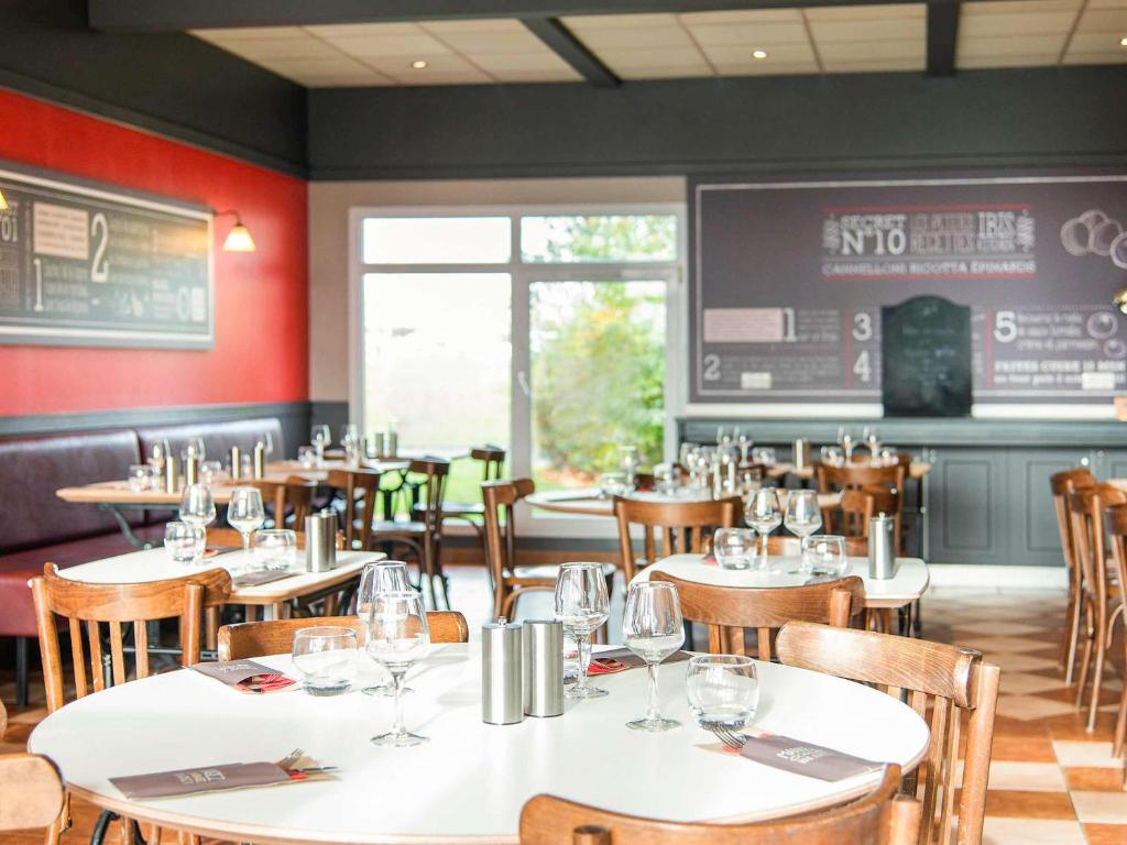 Restaurace v ubytování ibis Falaise Coeur de Normandie