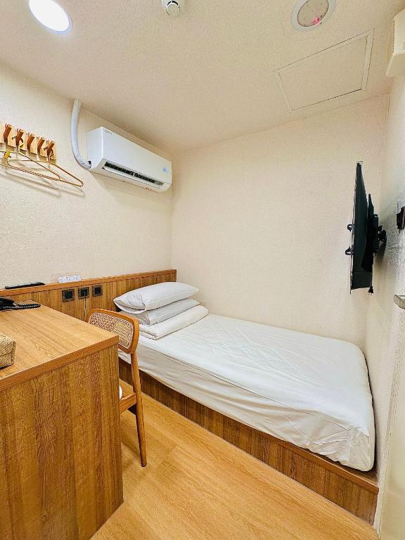 Postel nebo postele na pokoji v ubytování Cat Tail Pocket Inn Ximen