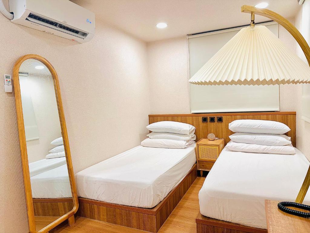 Postel nebo postele na pokoji v ubytování Cat Tail Pocket Inn Ximen